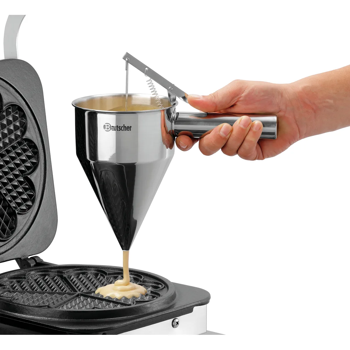 Bartscher 370270 Waffeleisen Teig über Teigportionierer wird in das Gerät gefüllt