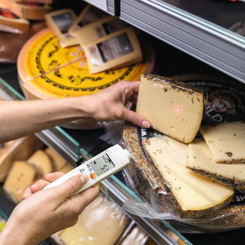 Testo 05638282 Infrarot-Thermometer wird verwendet um die Temperatur des Kaeses im Kaeseregal zu messen