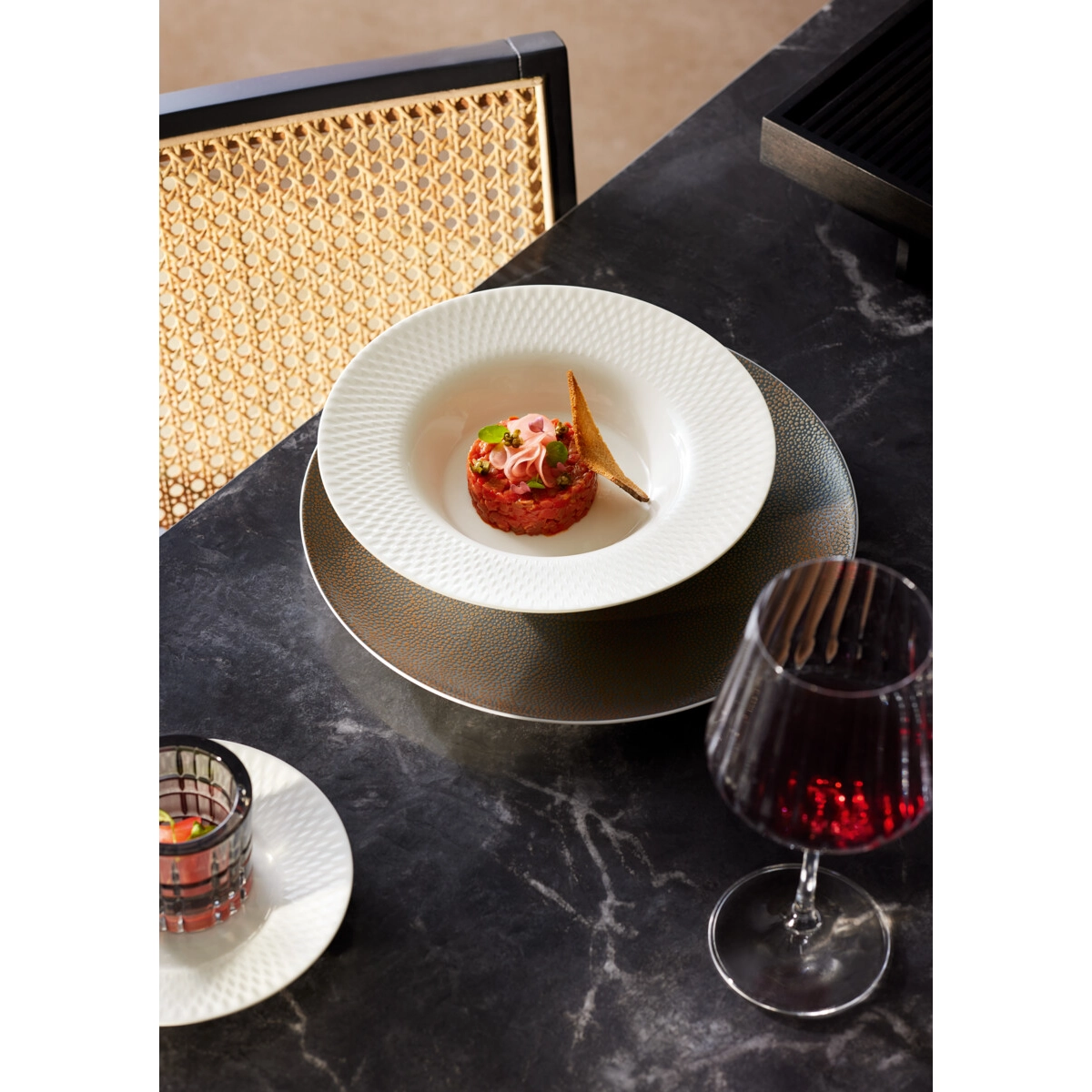 Praesentation von Geschirrteilen auf Tisch