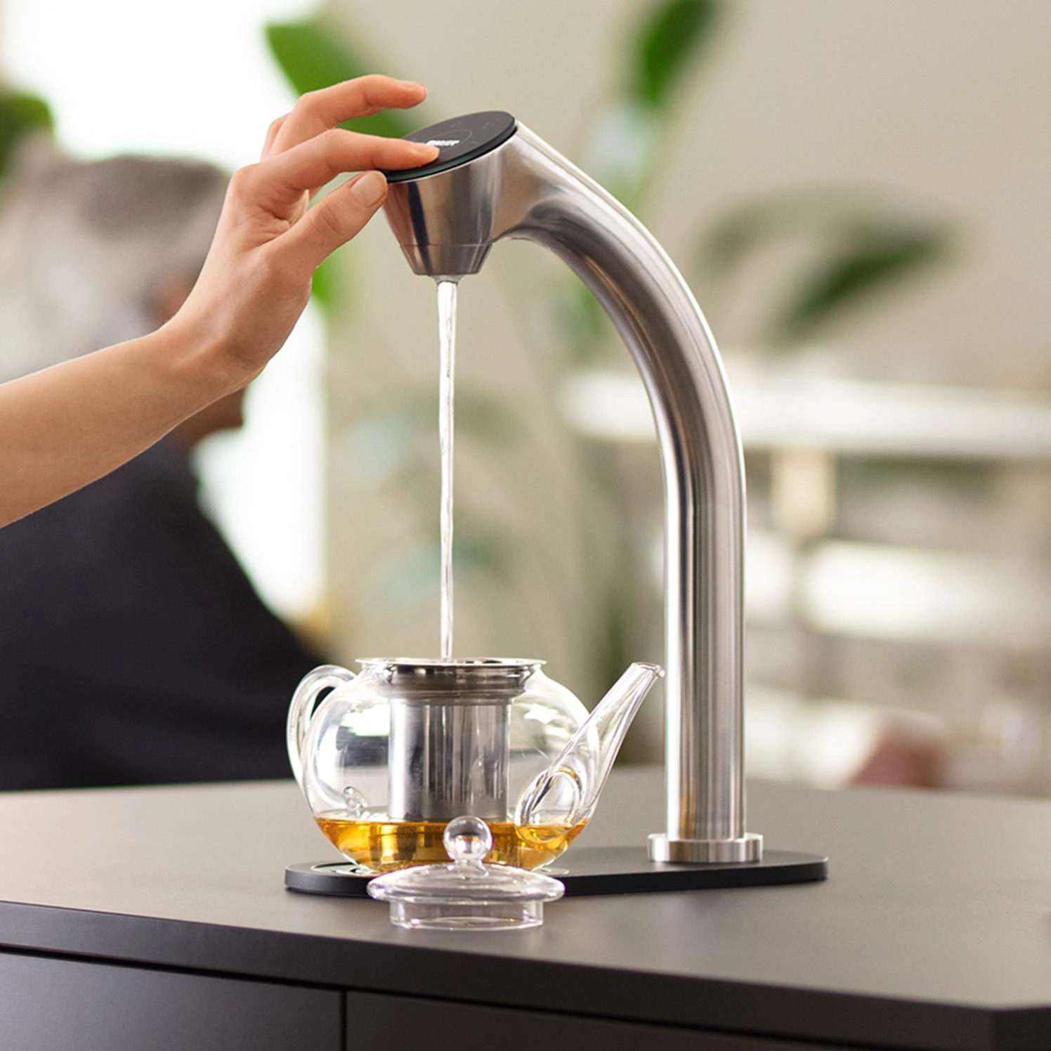 Brita Extra Wasserspender C Tap Still und heiss komplett Draufsicht mit Beispiel Wasser nehmen