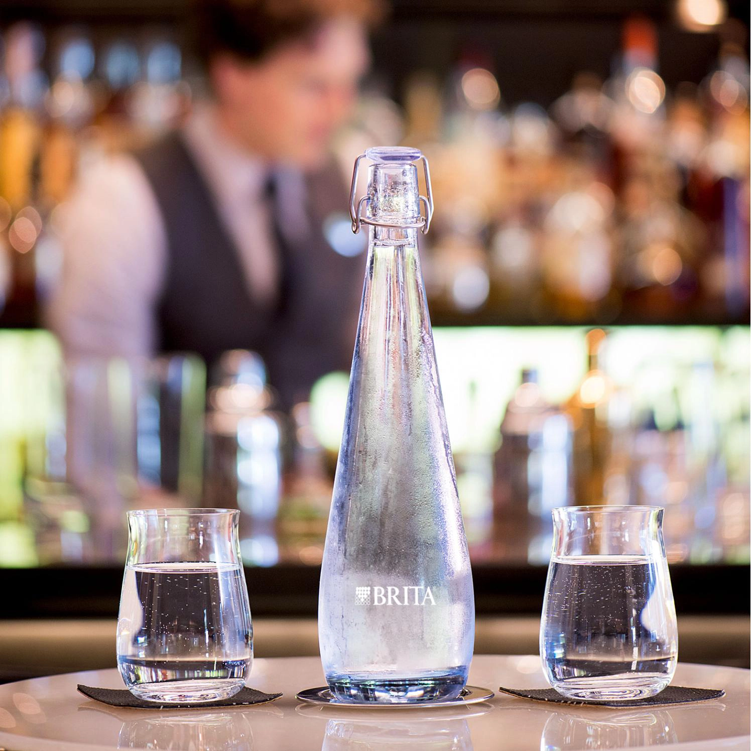 Brita Wasserflasche Swing mehrere Im Raum auf Tresen